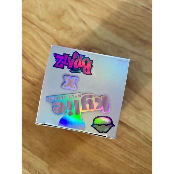 Bratz x Kylie Jenner Series 2 Blind Box Collectible Figure - Picture 4 of 4